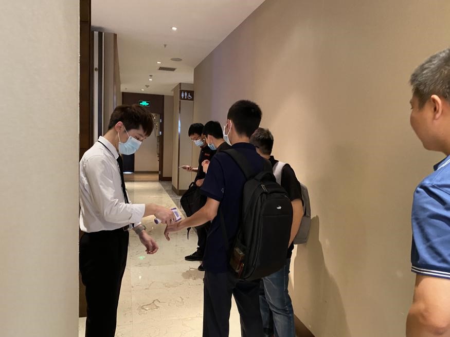 疫情期間，嚴(yán)格做好來訪登記及體溫檢測.jpg